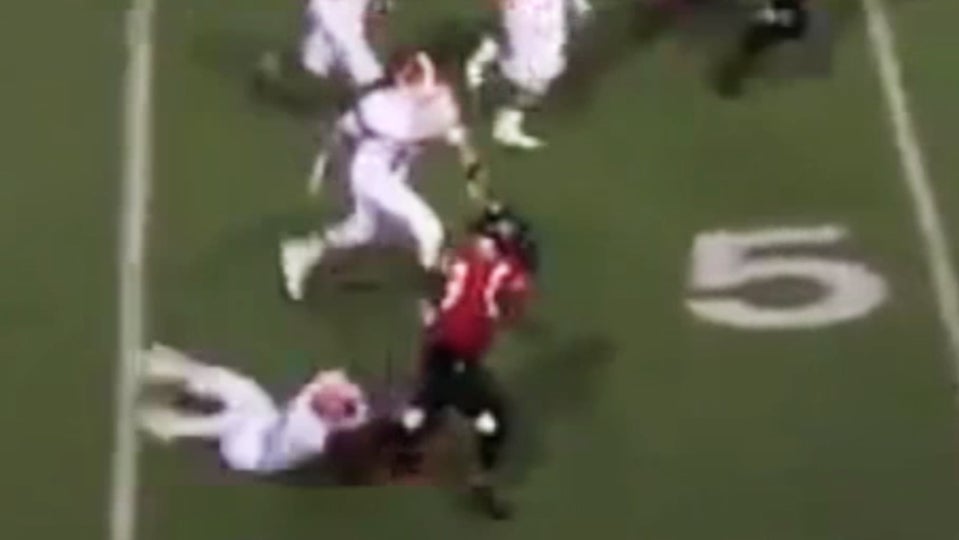 Quarterback makes 10 defenders miss