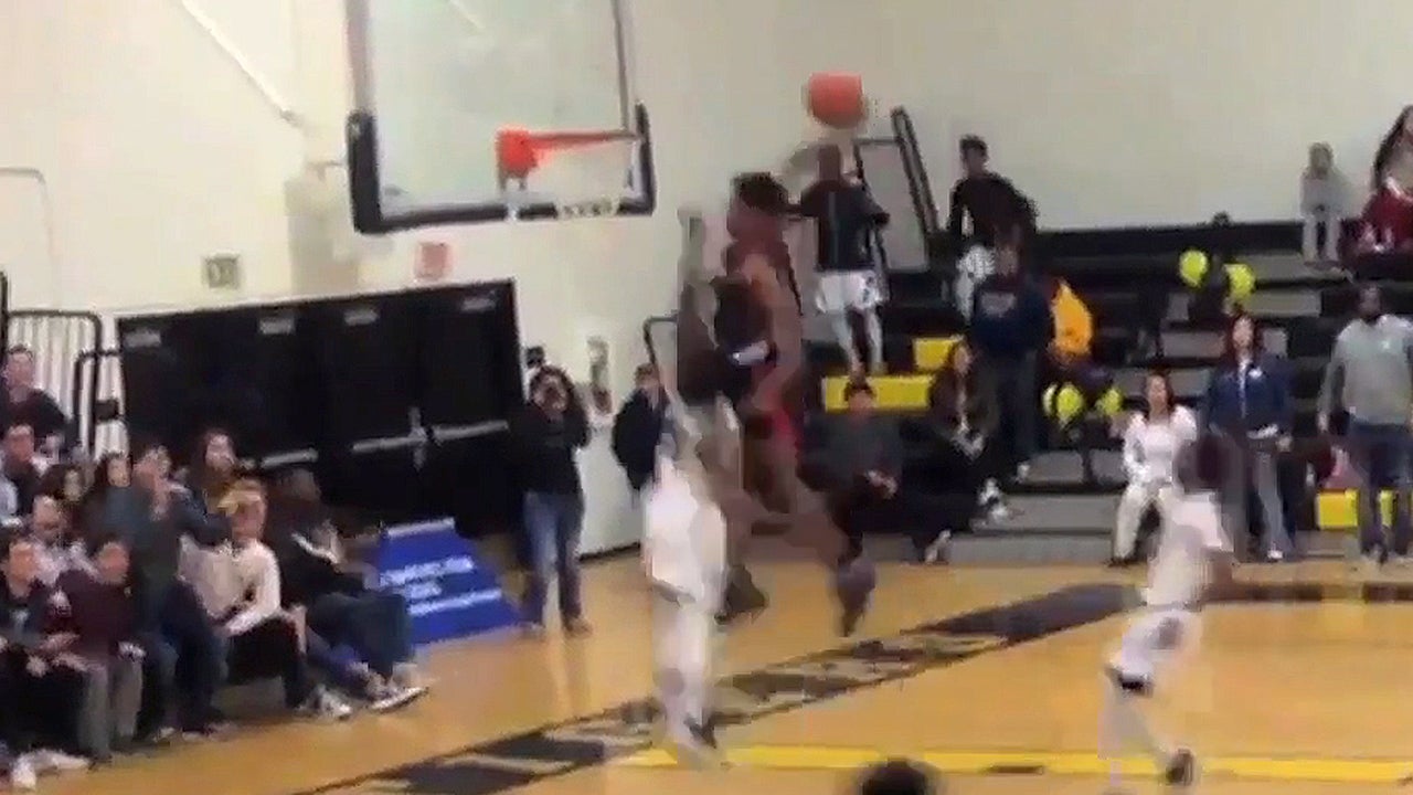 Sophomore goes off the backboard to himself