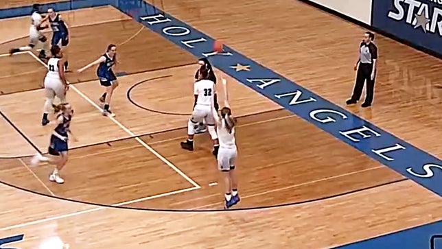 Highlights of Hopkins' (MN) 5-star point guard Paige Bueckers against Academy of Holy Angels (MN). She scored a game high 20 points and also had 7 rebounds, 5 assists and 3 steals.