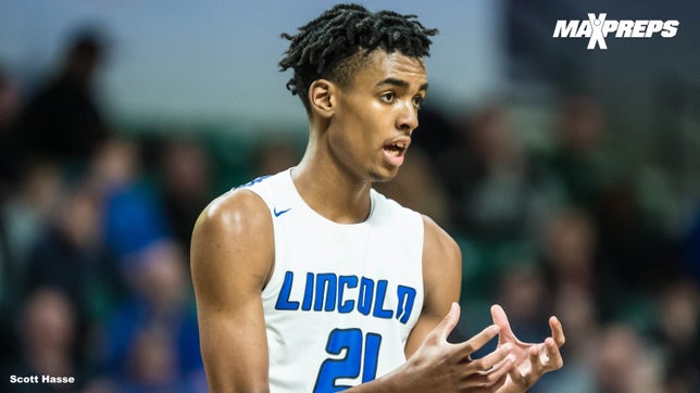 Emoni Bates, a five-star Michigan State basketball commit, led all players in points (25), field goals (7-for-17), and free throws (9-for-9) while throwing down a couple of nice dunks on the way.