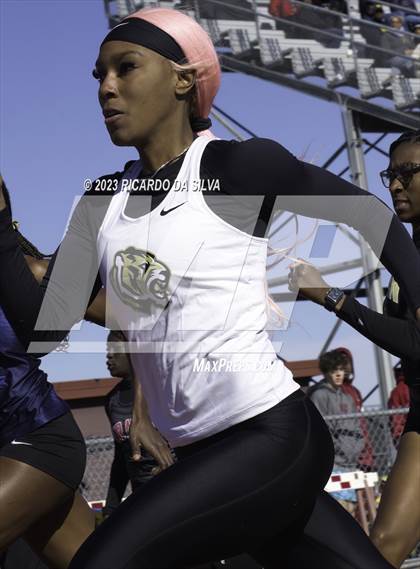 Thumbnail 1 in Damani Gibson Relays photogallery.