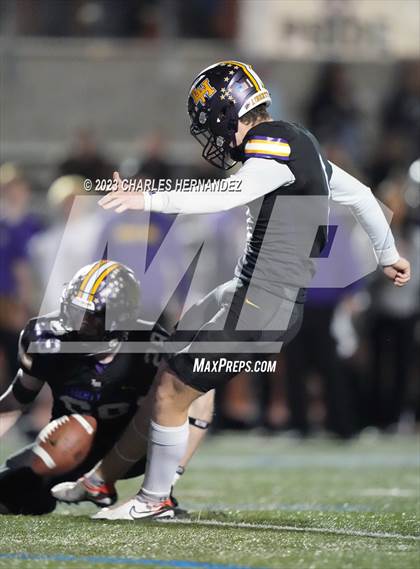Thumbnail 1 in Liberty Hill vs. Flour Bluff (UIL 5A Division II Region 4 Semifinal) photogallery.