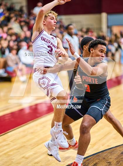 Thumbnail 3 in La Porte vs. Deer Park (McDonald's Texas Invitational) photogallery.