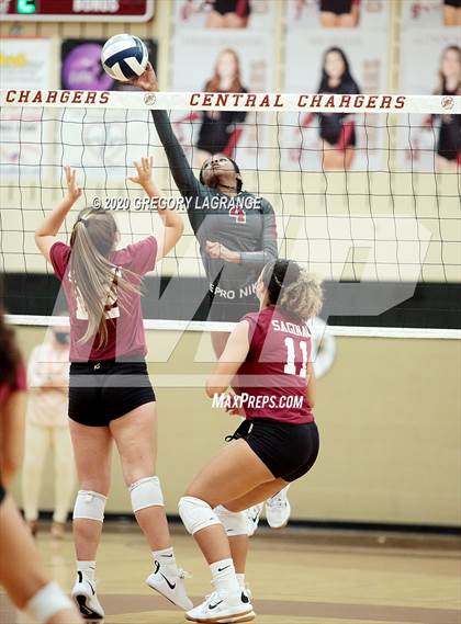 Thumbnail 3 in Saginaw vs Keller Central photogallery.