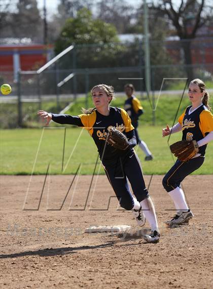 Thumbnail 2 in Del Campo vs Oak Ridge (Victory Pre-Season T.O.C.) photogallery.