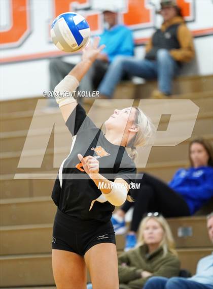 Thumbnail 3 in Deckerville vs. Almont photogallery.