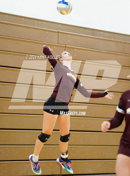 Thumbnail 3 in Deckerville vs. Almont photogallery.