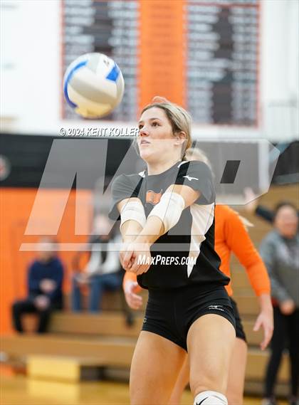 Thumbnail 2 in Deckerville vs. Almont photogallery.