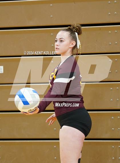 Thumbnail 1 in Deckerville vs. Almont photogallery.