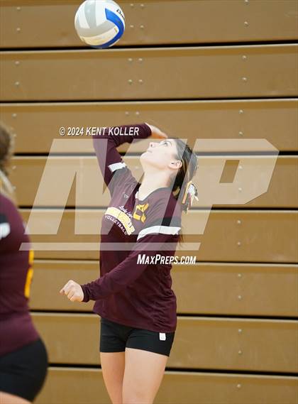 Thumbnail 3 in Deckerville vs. Almont photogallery.