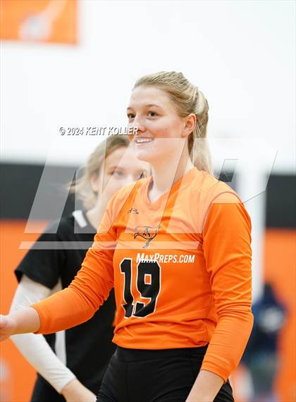 Thumbnail 3 in Deckerville vs. Almont photogallery.