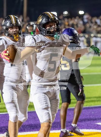 Thumbnail 2 in North Kansas City vs. Lee's Summit (MSHSAA Class 6 District 7 Final) photogallery.