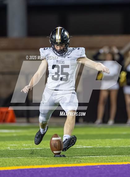 Thumbnail 3 in North Kansas City vs. Lee's Summit (MSHSAA Class 6 District 7 Final) photogallery.