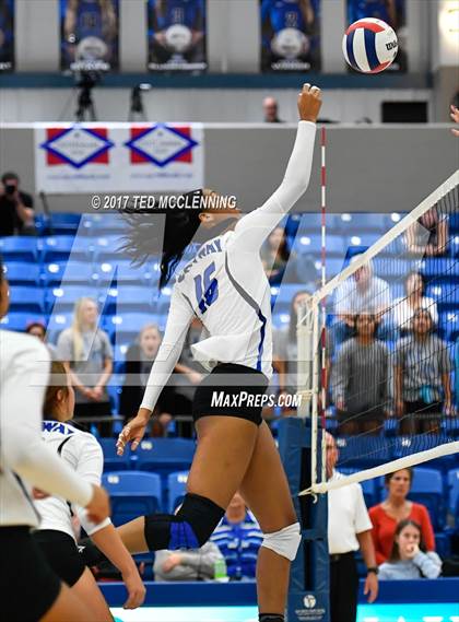 Thumbnail 3 in  Har-ber vs Conway (AAA 7A 3rd Round Playoff) photogallery.
