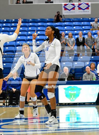 Thumbnail 3 in  Har-ber vs Conway (AAA 7A 3rd Round Playoff) photogallery.