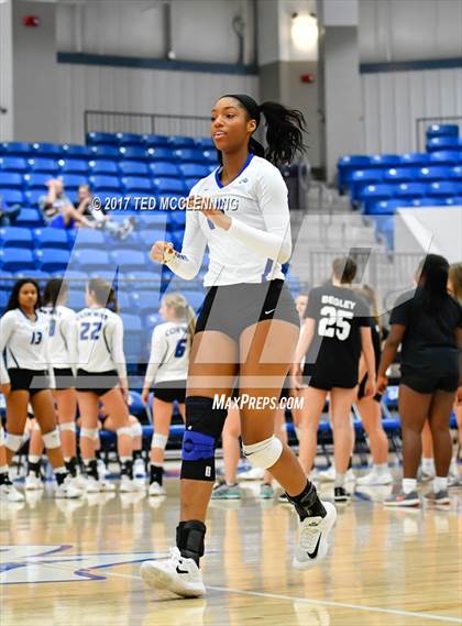 Thumbnail 2 in  Har-ber vs Conway (AAA 7A 3rd Round Playoff) photogallery.