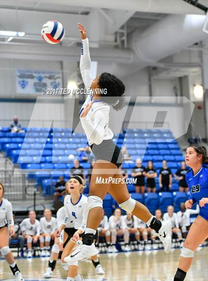 Thumbnail 2 in  Har-ber vs Conway (AAA 7A 3rd Round Playoff) photogallery.