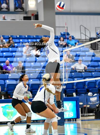 Thumbnail 2 in  Har-ber vs Conway (AAA 7A 3rd Round Playoff) photogallery.