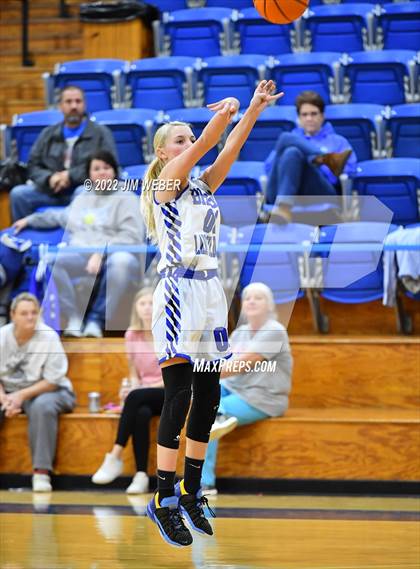 Thumbnail 1 in Watts vs Braggs (OSSAA Class B Area II District Playoff) photogallery.