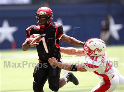 Thumbnail 1 in La Salle vs. Cedar Hill (Kirk Herbstreit Varsity Football Series) photogallery.