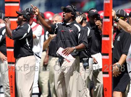 Thumbnail 1 in La Salle vs. Cedar Hill (Kirk Herbstreit Varsity Football Series) photogallery.