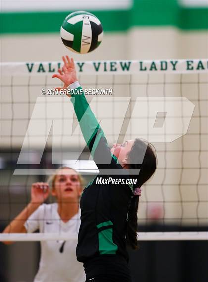 Thumbnail 3 in Lindsay @ Valley View photogallery.