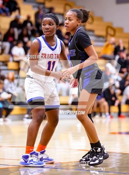 Thumbnail 2 in Grand Oaks vs Aldine (UIL-6A Bi-District Playoffs) photogallery.