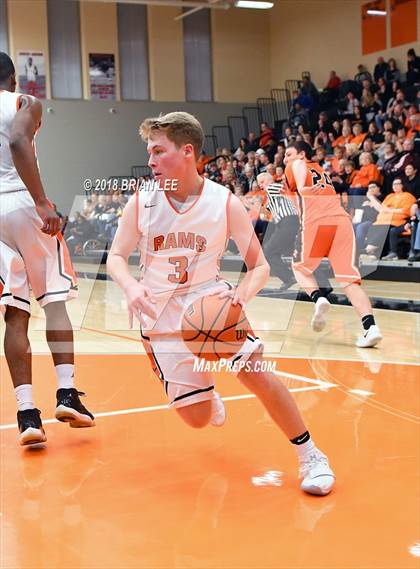 Thumbnail 3 in Mt. Vernon vs Herrin (IHSA 3A Regional Quarterfinal) photogallery.
