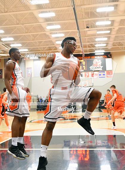 Thumbnail 2 in Mt. Vernon vs Herrin (IHSA 3A Regional Quarterfinal) photogallery.