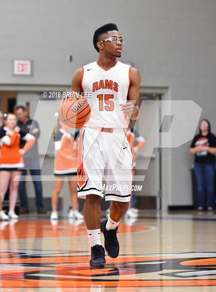 Thumbnail 2 in Mt. Vernon vs Herrin (IHSA 3A Regional Quarterfinal) photogallery.