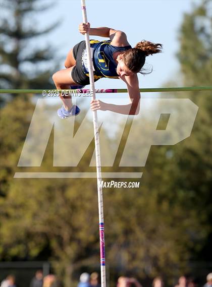 Thumbnail 2 in Halden Invitational (Pole Vault) photogallery.