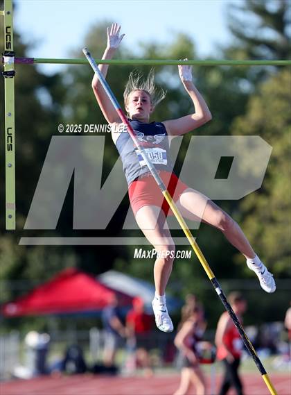 Thumbnail 3 in Halden Invitational (Pole Vault) photogallery.