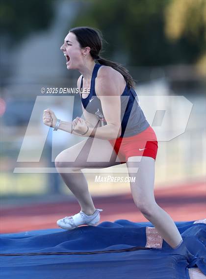 Thumbnail 3 in Halden Invitational (Pole Vault) photogallery.