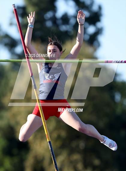 Thumbnail 2 in Halden Invitational (Pole Vault) photogallery.