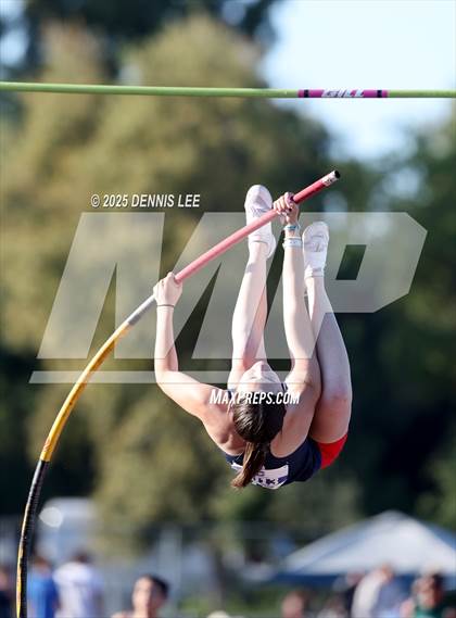 Thumbnail 3 in Halden Invitational (Pole Vault) photogallery.