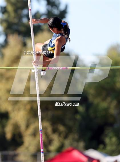 Thumbnail 2 in Halden Invitational (Pole Vault) photogallery.