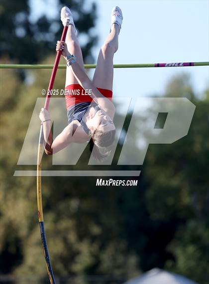 Thumbnail 3 in Halden Invitational (Pole Vault) photogallery.