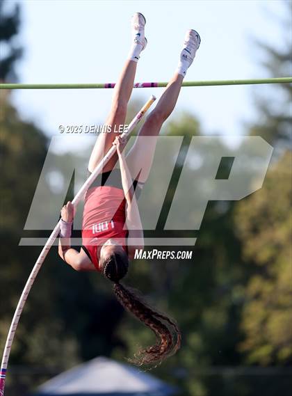 Thumbnail 3 in Halden Invitational (Pole Vault) photogallery.