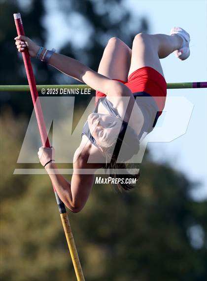 Thumbnail 3 in Halden Invitational (Pole Vault) photogallery.