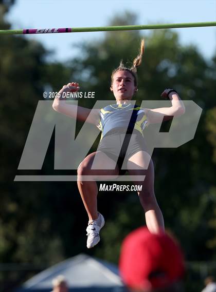 Thumbnail 2 in Halden Invitational (Pole Vault) photogallery.