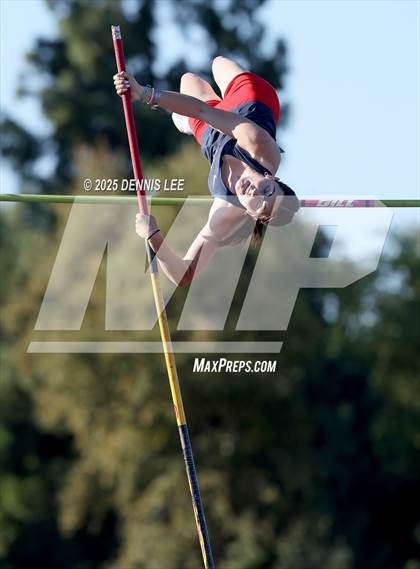 Thumbnail 3 in Halden Invitational (Pole Vault) photogallery.