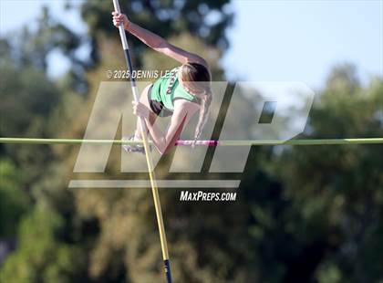 Thumbnail 3 in Halden Invitational (Pole Vault) photogallery.