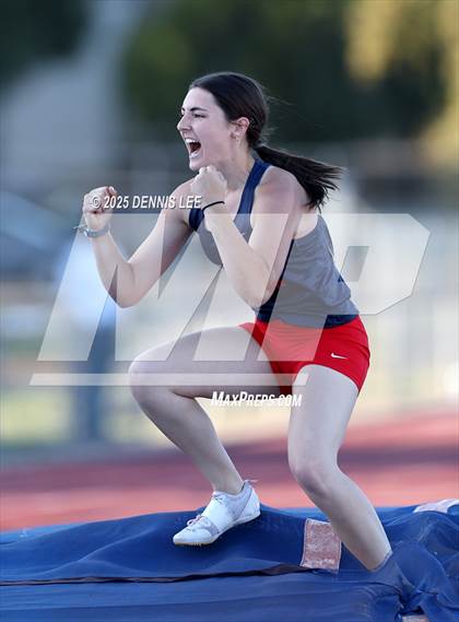 Thumbnail 2 in Halden Invitational (Pole Vault) photogallery.
