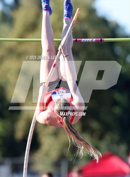 Thumbnail 3 in Halden Invitational (Pole Vault) photogallery.