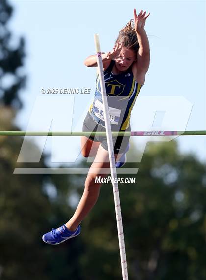 Thumbnail 3 in Halden Invitational (Pole Vault) photogallery.