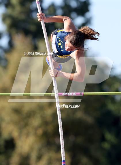 Thumbnail 3 in Halden Invitational (Pole Vault) photogallery.