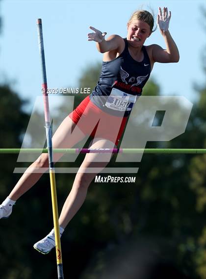Thumbnail 1 in Halden Invitational (Pole Vault) photogallery.