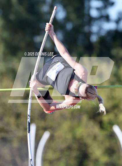 Thumbnail 3 in Halden Invitational (Pole Vault) photogallery.