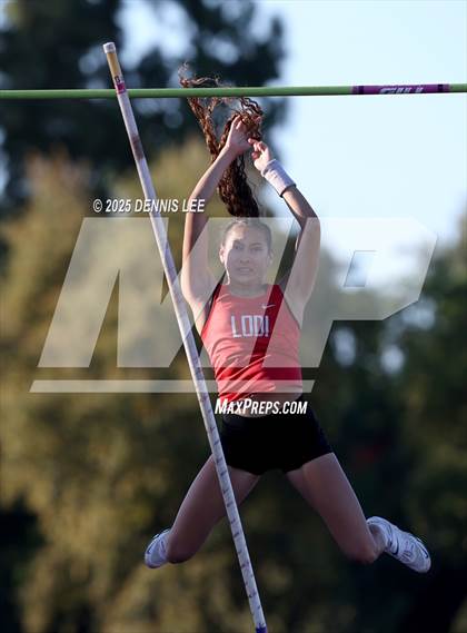 Thumbnail 2 in Halden Invitational (Pole Vault) photogallery.