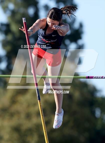 Thumbnail 3 in Halden Invitational (Pole Vault) photogallery.